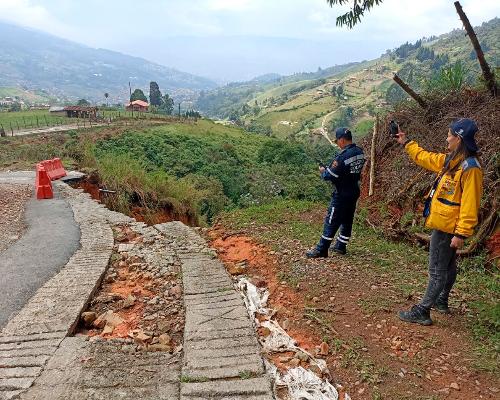 FotografoFoto Alcaldía de Medellín:DAGRD y el Cuerpo Oficial de Bomberos Medellín han tendido 34 emergencias por lluvias este 14 de junio.